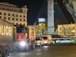 თავისუფლების მოედანზე წყლის ჭავლის მანქანები განათავსეს - კადრები ადგილიდან