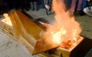 მომიტინგეებმა აქციაზე ივანიშვილის "კუბო" მოიტანეს და მისი ფიტული დაწვეს