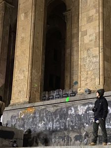 რა ვითარებაა ამ წუთებში პარლამენტთან - იხილეთ კადრები ადგილიდან