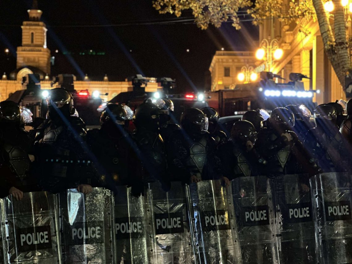 რა ხდება ამ წუთებში რუსთაველის გამზირზე – “მეტრონომის” ფოტოკოლაჟი