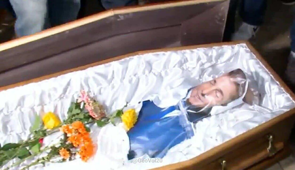 მომიტინგეებმა აქციაზე ივანიშვილის “კუბო” მოიტანეს და მისი ფიტული დაწვეს