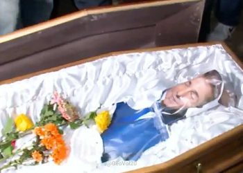 მომიტინგეებმა აქციაზე ივანიშვილის “კუბო” მოიტანეს და მისი ფიტული დაწვეს