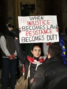 რუსთაველის გამზირი გადაკეტილია - იხილეთ "მეტრონომის" ფოტოკოლაჟი