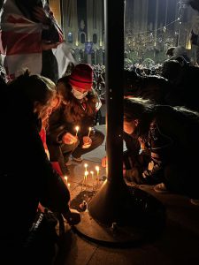 🎥რუსთაველზე აქციის მონაწილეებმა სანთლები დაანთეს - იხილეთ კადრები