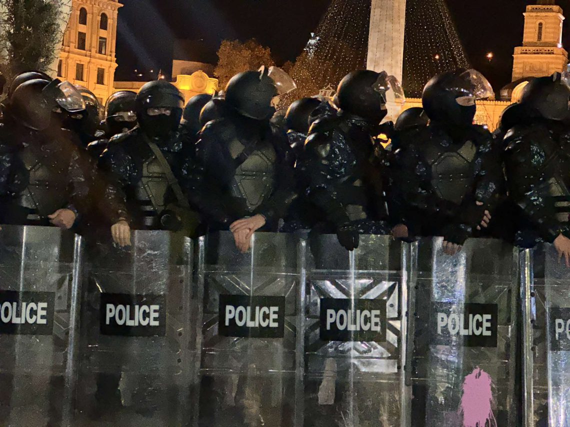 რა ხდება ამ წუთებში რუსთაველის გამზირზე – “მეტრონომის” ფოტოკოლაჟი