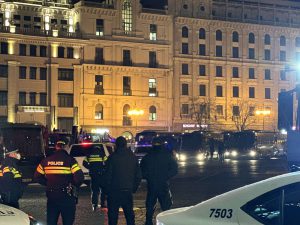 თავისუფლების მოედანზე წყლის ჭავლის მანქანები განათავსეს - კადრები ადგილიდან