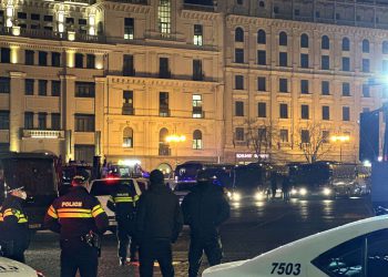 თავისუფლების მოედანზე სპეცრაზმის მობილიზებაა – ადგილზე განლაგებულია წყლის ჭავლის მანქანებიც – იხილეთ კადრები