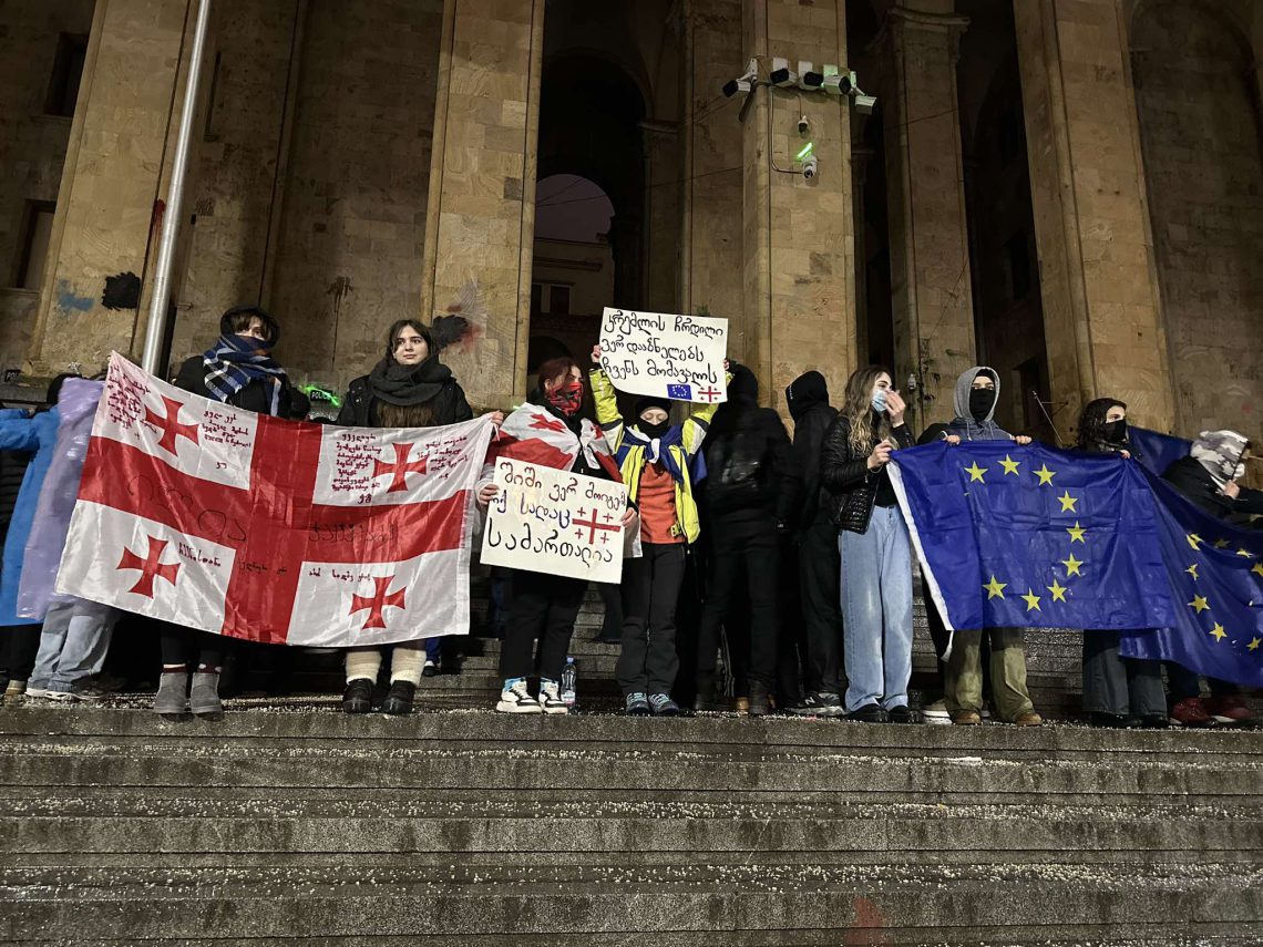 რა ხდება ამ წუთებში რუსთაველის გამზირზე – “მეტრონომის” ფოტოკოლაჟი