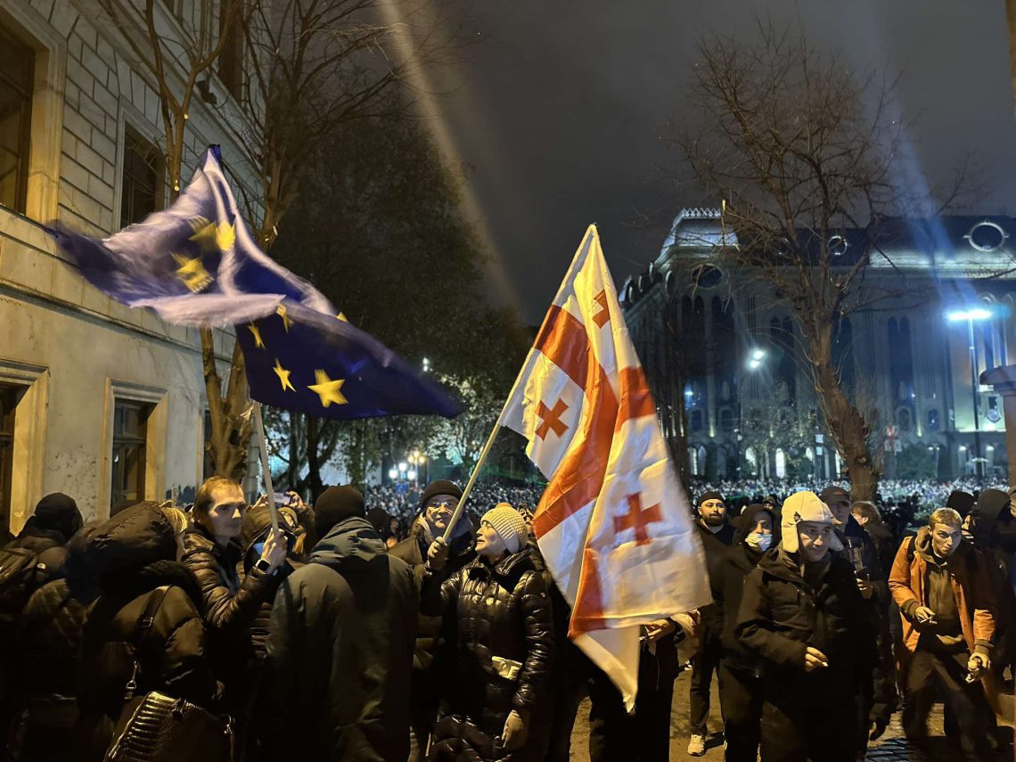 რა ხდება ამ წუთებში რუსთაველის გამზირზე – “მეტრონომის” ფოტოკოლაჟი