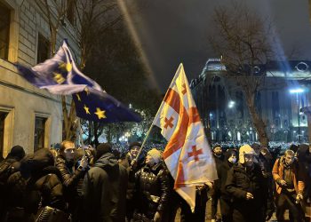 რა ხდება ამ წუთებში რუსთაველის გამზირზე – “მეტრონომის” ფოტოკოლაჟი