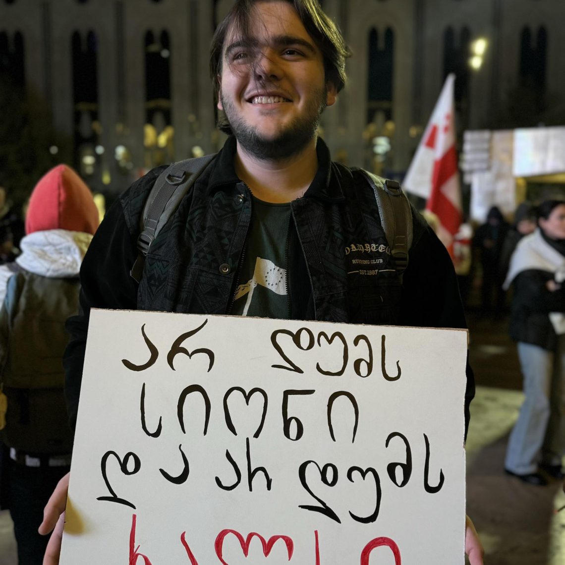 “ვტოვებ გორგიას… ვეღარ ვითანამშრომლებ კომპანიასთან, რომელმაც საკუთარ მოქალაქეებს გადაუმალა სათვალეები და ნიღბები, რითაც გასაგუდად და დასაბრმავებლად გაიმეტა ისინი” – გიორგი რომელაშვილი