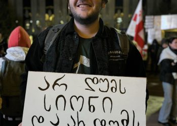 “ვტოვებ გორგიას… ვეღარ ვითანამშრომლებ კომპანიასთან, რომელმაც საკუთარ მოქალაქეებს გადაუმალა სათვალეები და ნიღბები, რითაც გასაგუდად და დასაბრმავებლად გაიმეტა ისინი” – გიორგი რომელაშვილი