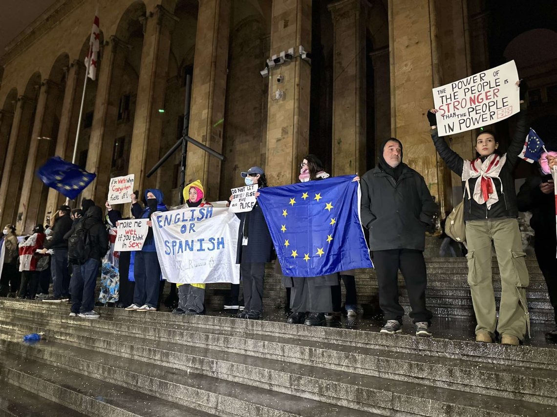 რა ხდება ამ წუთებში რუსთაველის გამზირზე – “მეტრონომის” ფოტოკოლაჟი