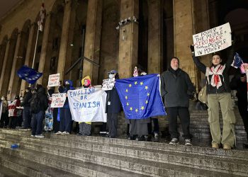 რა ხდება ამ წუთებში რუსთაველის გამზირზე – “მეტრონომის” ფოტოკოლაჟი