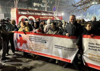 ტურიზმის სფეროს წარმომადგენლებმა ტურიზმის ადმინისტრაციის შენობიდან პარლამენტამდე მსვლელობა გამართეს