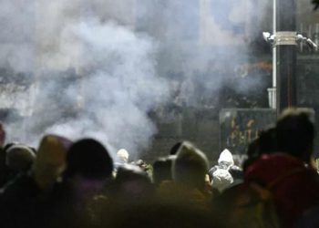 სპეცრაზმმა პარლამენტის შენობის წინა პერიმეტრი გაათავისუფლა