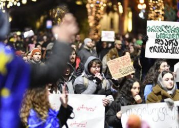 სტუდენტები პარლამენტის მიმართულებით მსვლელობას მართავენ