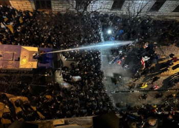 რუსთაველის გამზირზე წყლის ჭავლი გამოიყენეს – რა ხდება ადგილზე?