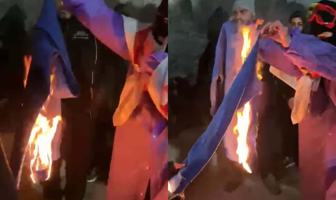 აქციაზე “ქართული ოცნების” ჰუდი დაწვეს – იხილეთ კადრები ადგილიდან