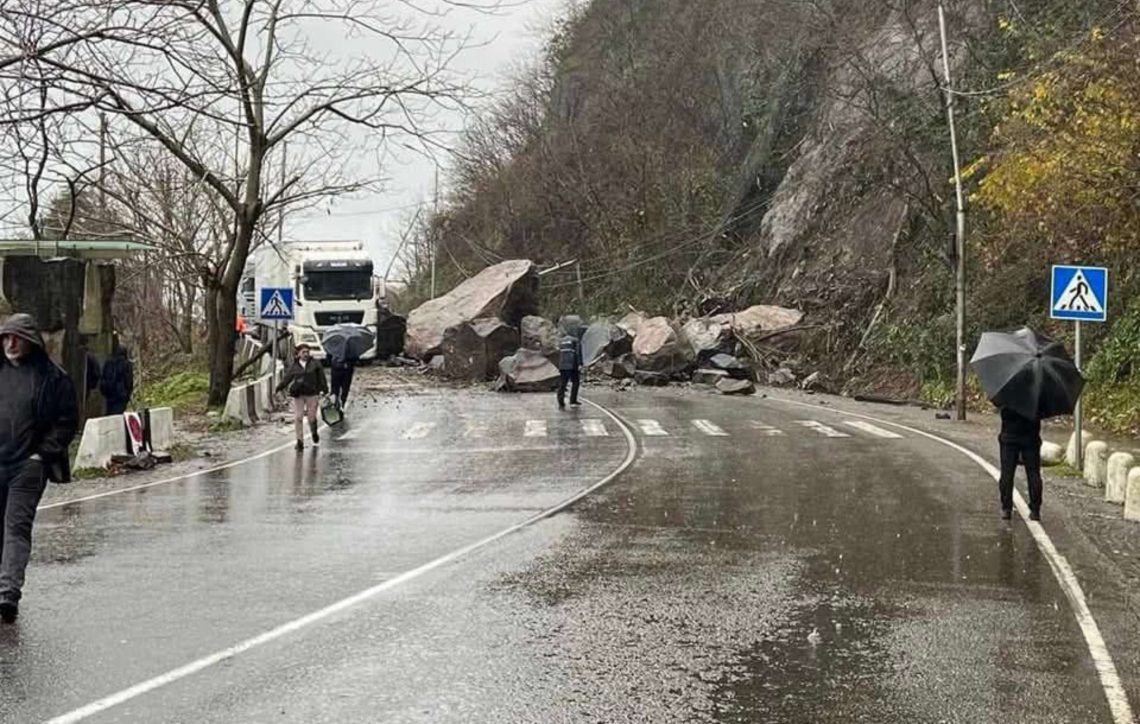 ბათუმი-სარფის დამაკავშირებელ გზაზე კლდე ჩამოიშალა – რა ხდება ადგილზე