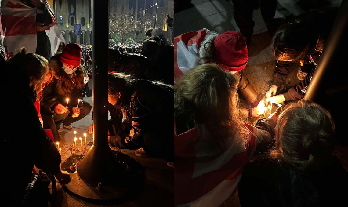 🎥რუსთაველზე აქციის მონაწილეებმა სანთლები დაანთეს – იხილეთ კადრები