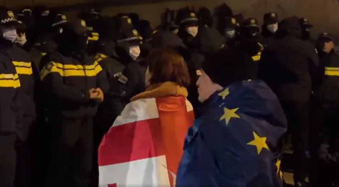 🎥”არ გრცხვენიათ?! შვილები არ გყავთ?”- აქციის მონაწილე სამართალდამცავებს მიმართავს