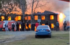 ხანძარი ორსართულიან შენობაში გაჩნდა - ვრცელდება კადრები