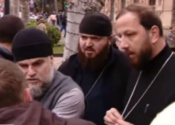 🎥 ხმაური ჭავჭავაძის გამზირზე – სიტყვიერი დაპირისპირება აქციის მონაწილეებსა და მამა შალვა კეკელიას შორის