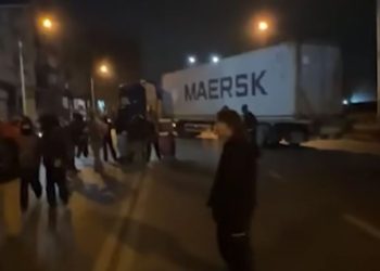 🎥 ტრაილერმა სანაპიროზე გზა გადაკეტა და აქციის მონაწილეებსა და საპოლიციო ძალებს შორის ჩადგა  – კადრები ადგილიდან