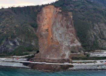 თურქეთში ჩამოწოლილმა მეწყერმა ბათუმისკენ მომავალი 4 ადამიანი იმსხვერპლა – იხილეთ დეტალები