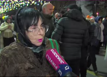 “არ გრცხვენია კობახიძე, ასეთი იდიოტი როგორ ხარ შვილო?! ეს მდინარაძეც გააჩერეთ, ეს ყავის მომდუღებელი”- აქციის მონაწილე