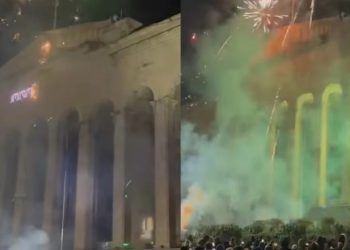 დემონსტრანტებმა კვლავ პიროტექნიკა გამოიყენეს და პარლამენტის შენობას ესროლეს