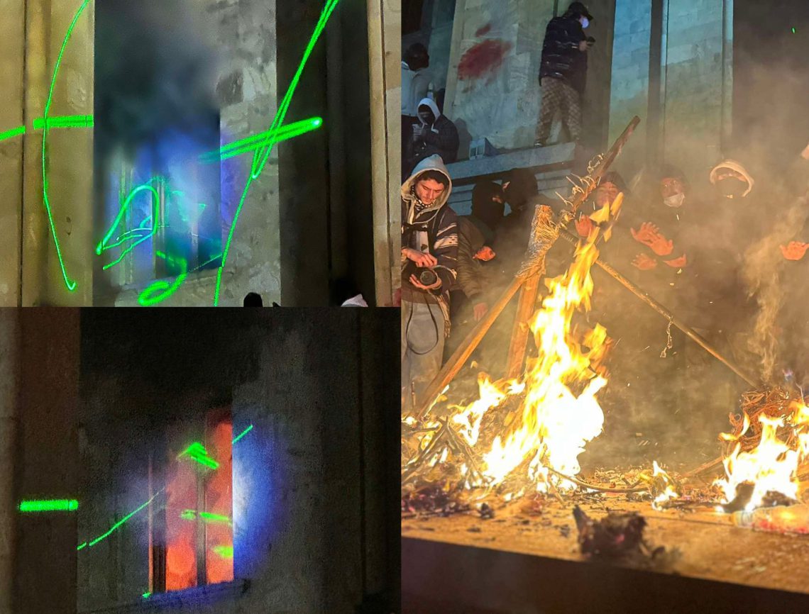 პარლამენტთან ბიძინა ივანიშვილის ფიტული დაწვეს – საკანონმდებლო ორგანოსთან ხმაურია