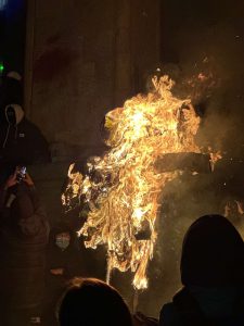 პარლამენტთან ბიძინა ივანიშვილის ფიტული დაწვეს - საკანონმდებლო ორგანოსთან ხმაურია