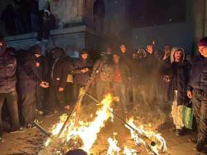 პარლამენტთან ბიძინა ივანიშვილის ფიტული დაწვეს - საკანონმდებლო ორგანოსთან ხმაურია