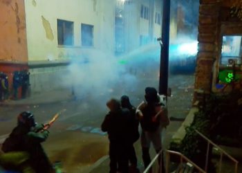 რუსთაველის გამზირზე წყლის ჭავლი გამოიყენეს – რა ხდება ადგილზე?