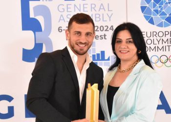 “მე ვფიქრობ, თქვენ, ვინც აქციებზე დგახართ, არ დგახართ სამშობლოს გამო!” – რას წერს ლაშა ბექაურის დედა, ვიკა წიკლაური