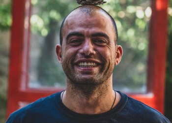 ფოტოგრაფს, რომელიც ევროპულ აქციებს აშუქებს თავს დაესხნენ