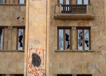 რამდენს დახარჯავს პარლამენტი დაზიანებული ფანჯრების შეცვლაში?