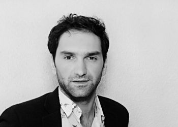 “ლან­ძღავთ კაცს რო­მელ­მაც ნა­ხე­ვა­რი არ­ტისტ-რე­ჟი­სო­რე­ბი დაგ­ზარ­დათ” – ლევან ხურცია მსახიობებს , რომლებიც რობერტ სტურუას აკრიტიკებენ