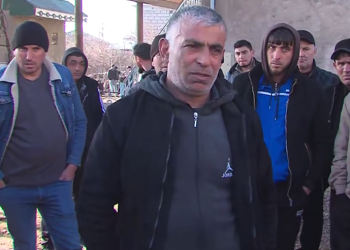 “ჩემი შვილი მიწაზე ეგდო და ყურადღებას არავინ აქცევდა“ – ელჩინ ბითანოვის მამა ექიმებს და პოლიციას გულგრილობაში ადანაშაულებს