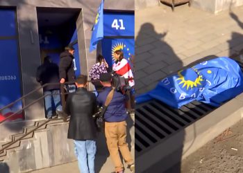 ხაშურში საპროტესტო აქციების მონაწილეები “ქართული ოცნების” ოფისთან მივიდნენ და მათი დროშა ჩამოხსნეს