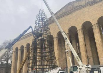 პარლამენტის შენობასთან ნაძვის ხის სამონტაჟო სამუშაოები ამ დრომდე მიმდინარეობს