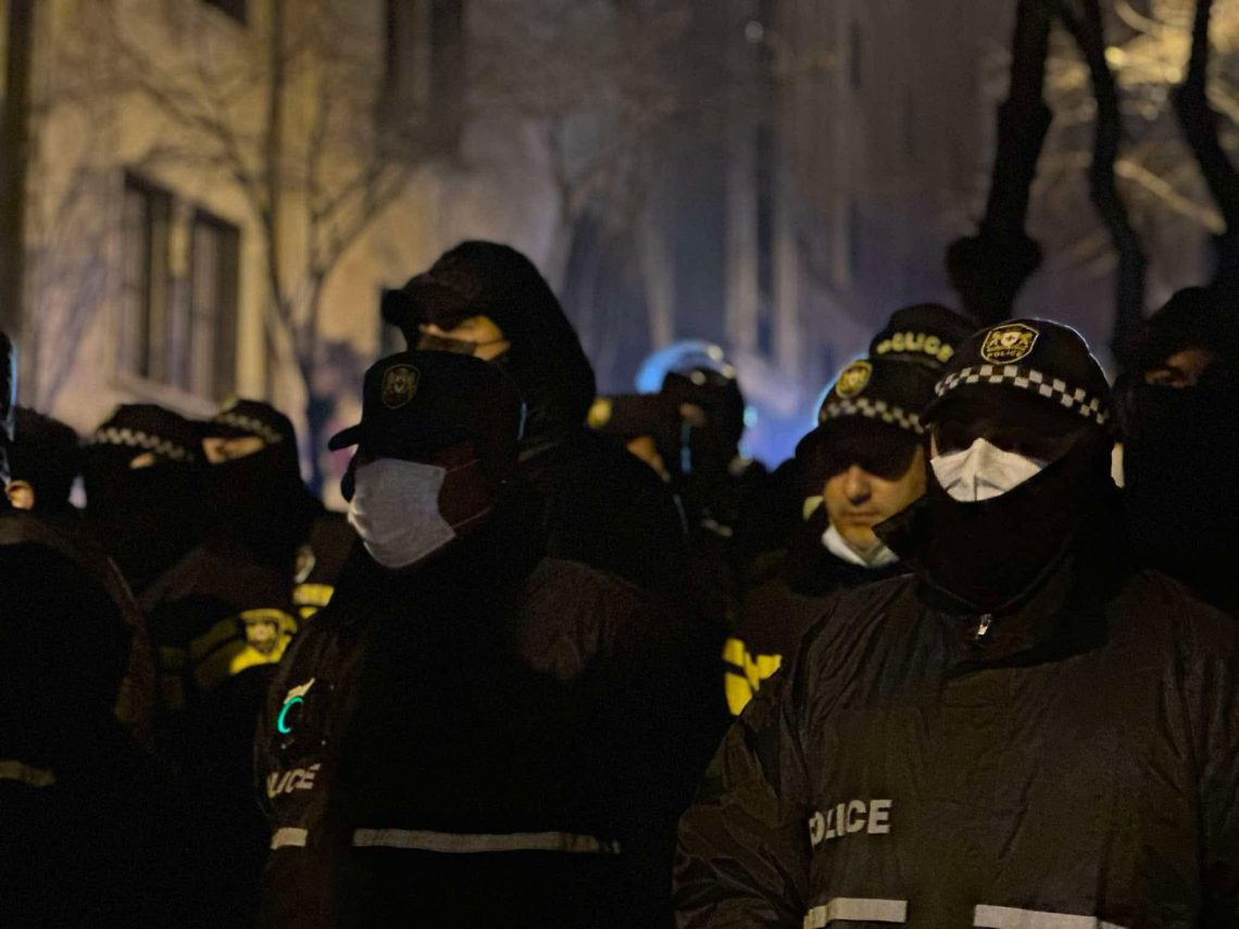 “შემოვარდნილან უცენზურო ტექსტებით. სადაა შენ შვილიო… არავითარი პოლიციის ფორმა” – ნიღბიანებმა სახლიდან კიდევ 2 ახალგაზრდა წაიყვანეს