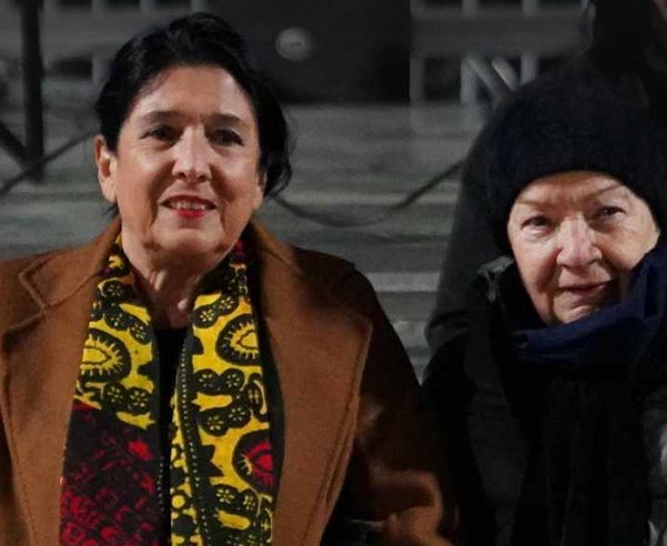 “არ მინდა სხვა მშობლებმაც იგივე გადაიტანონ” – გეგა კობახიძის დედა აქციაზე დაკავებულების გათავისუფლებას ითხოვს