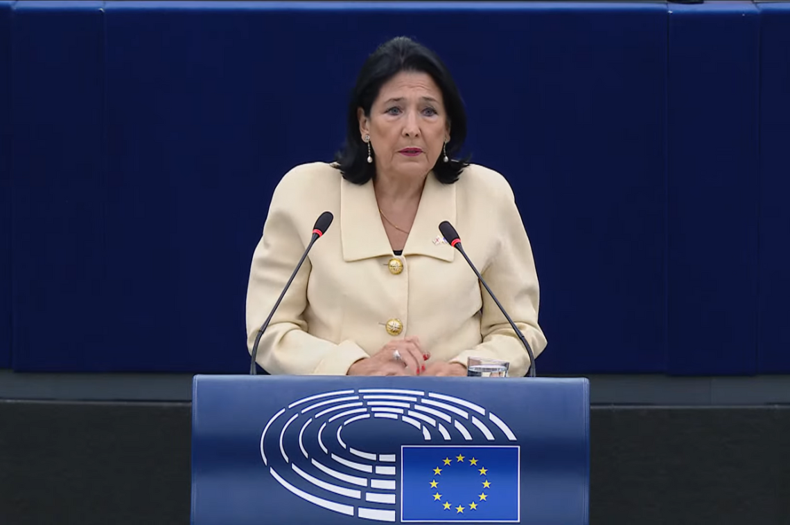 სალომე ზურაბიშვილის თეთრი პიჯაკი – განსაკუთრებული ისტორია და იგივე ჩაცმულობა 20 წლის შემდეგ