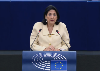 სალომე ზურაბიშვილის თეთრი პიჯაკი – განსაკუთრებული ისტორია და იგივე ჩაცმულობა 20 წლის შემდეგ