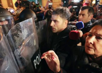 სცენა, რომელიც პარლამენტის წინ უნდა დაემონტაჟებინათ, პოლიციამ გაიტაცა