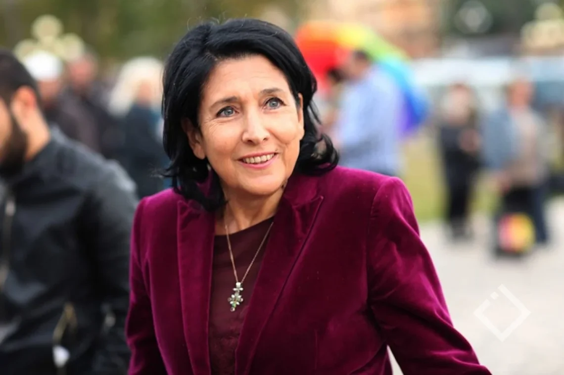 “მოფრინავდა ჩემთან ერთად ჩვეულებრივ ეკონომ სავარძელზე, სტამბულიდან…”- რას წერს Hamatsuki პრეზიდენტზე?