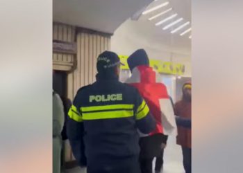 მეტრო “რუსთაველის” გასასვლელში პოლიცია საქართველოს დროშიან მოქალაქეებს აჩერებს და ცალკე ოთახში გაჰყავს